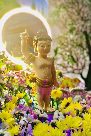 Giving Commendation Paper to those who made Lumbini Garden at Home